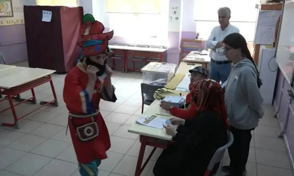 Eυτράπελα στις εκλογές στην Τουρκία: Ντύθηκε Χατζηαβάτης για να πάει να ψηφίσει